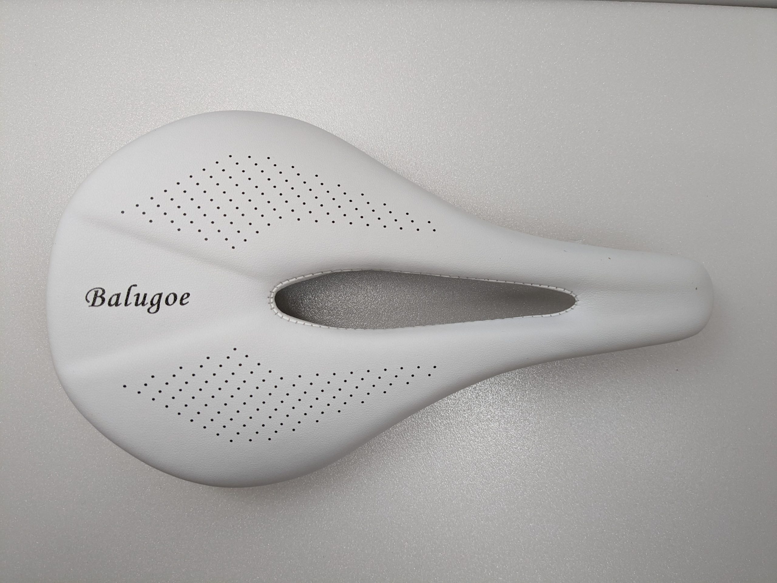 Balugoe 全碳纖維自行車坐墊_白色