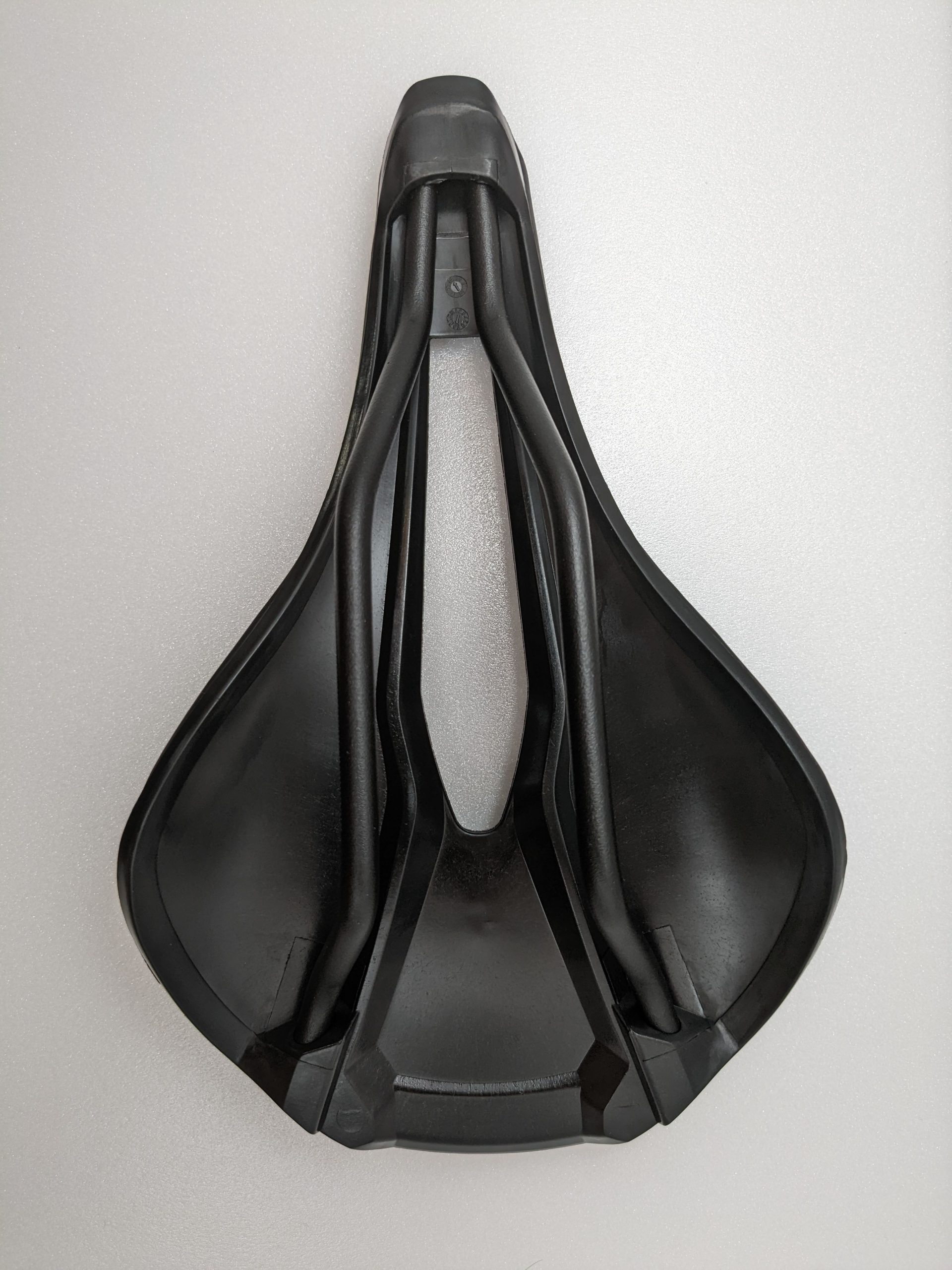Balugoee 鋼弓 144mm短鼻坐墊_背面